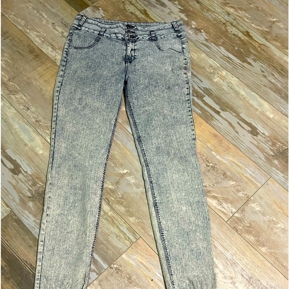 Pello jean’s designed in Los Angeles. High rise waist Size 18. 2% spandex.